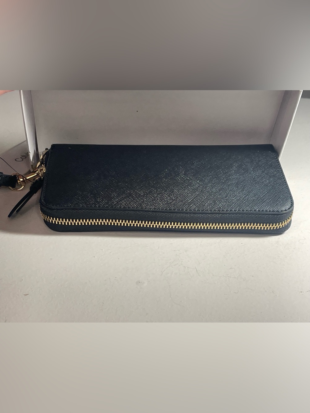 NWT Calvin Klein Saffiano Leather Zip Around Wallet Wristlet Black Gold Boxed - Picture 3 of 6